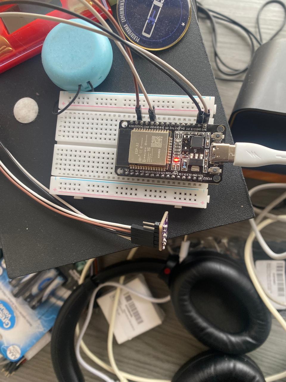 ESP32 sobre una protoboard pequeña conectado a un sensor mediante cables.