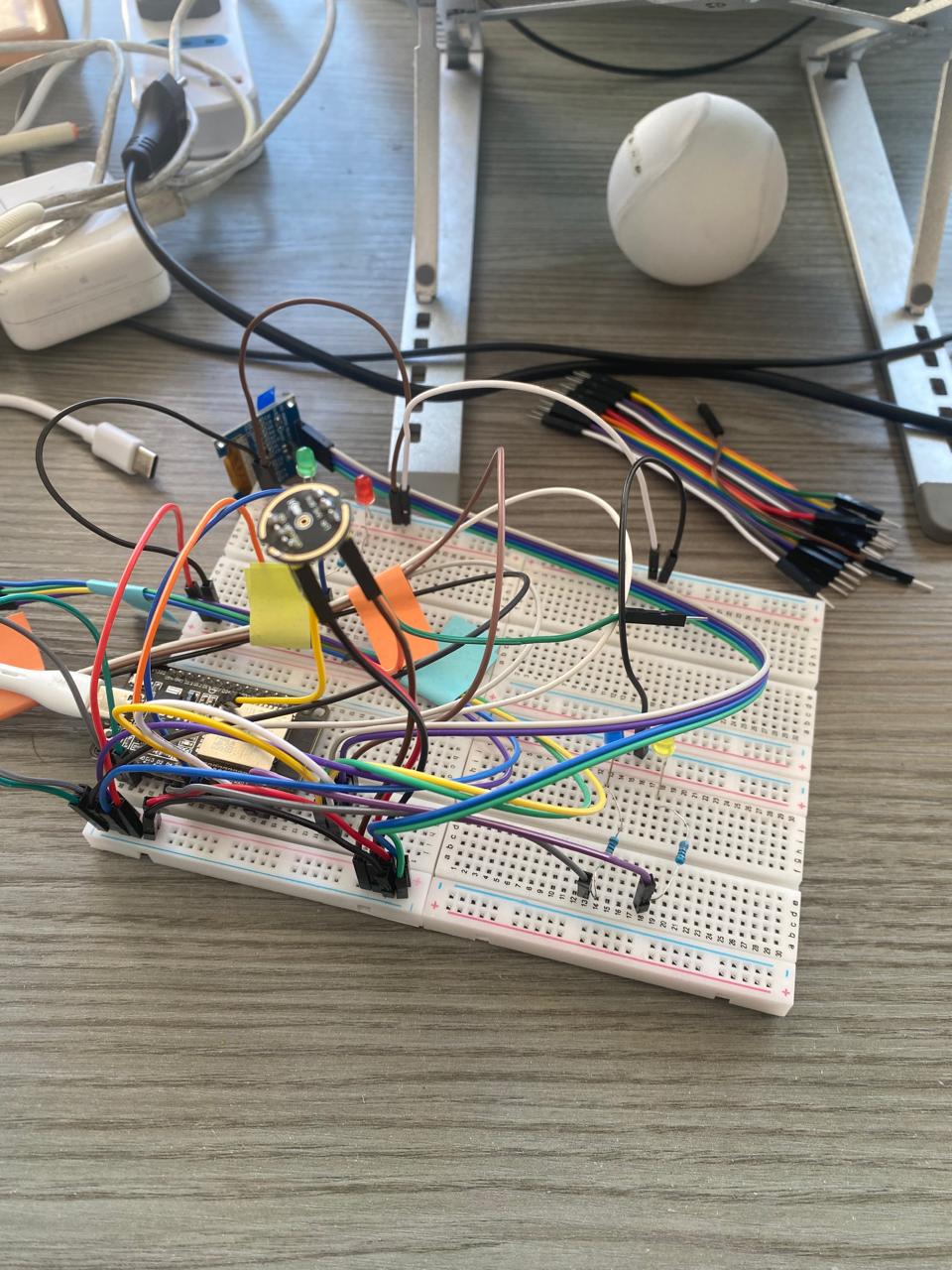 Prototipo en una protoboard grande con ESP32, sensores, luces y numerosos cables.